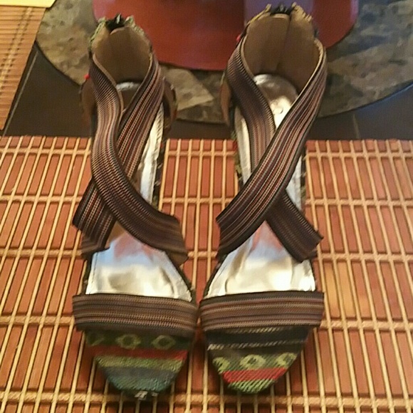 🌻Aztec Print Heels - Picture 2 of 5